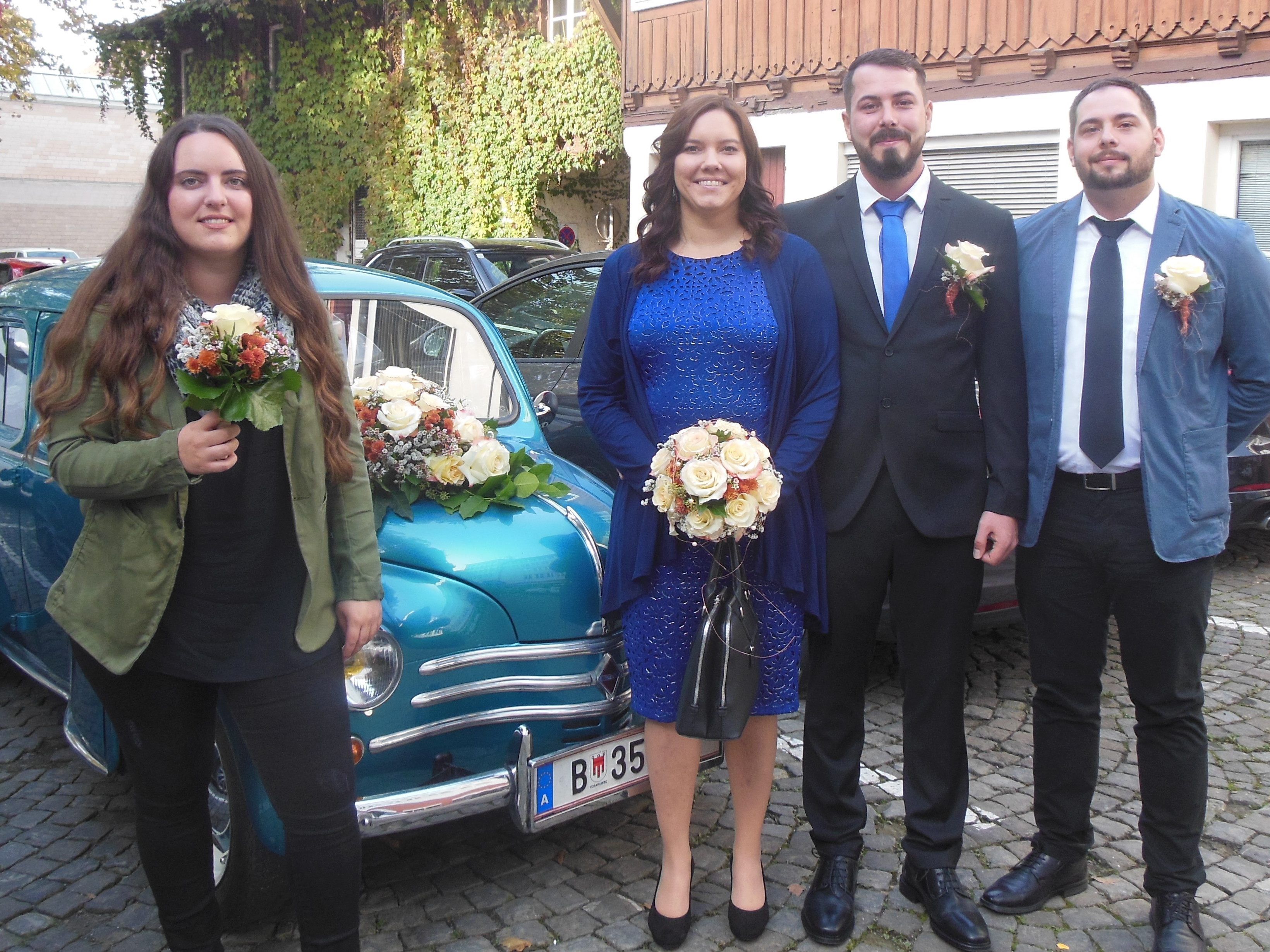 Das glückliche Paar mit den Trauzeugen. Das glückliche Paar mit den Trauzeugen.