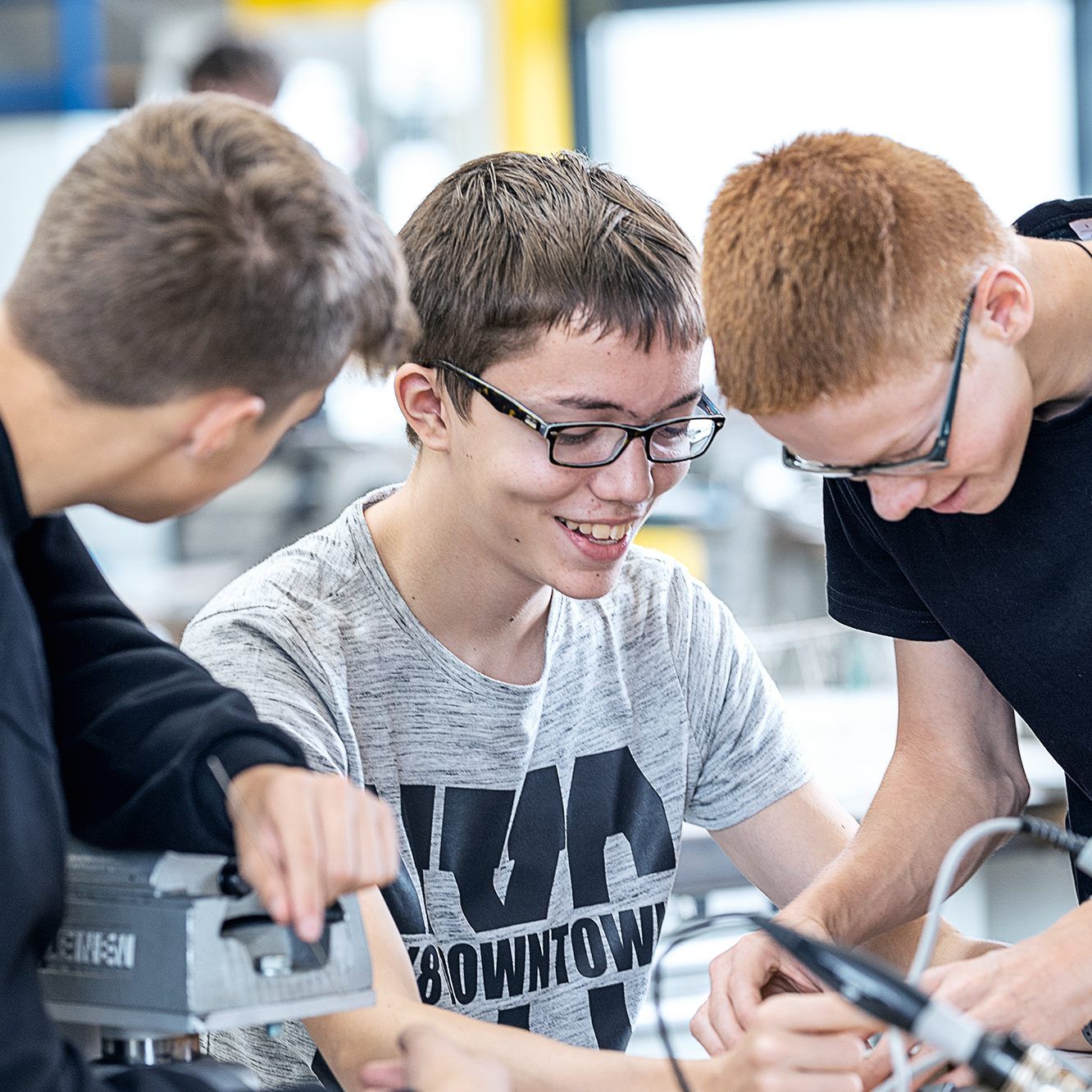 Die Meusburger Lehrlinge unterstützten die Jugendlichen beim Fertigen eines eigenen Werkstückes.