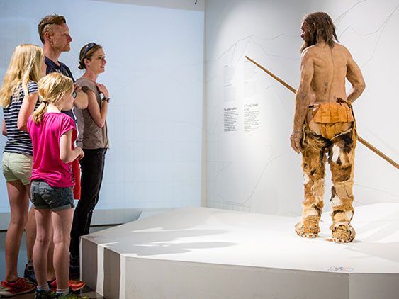 Im Südtiroler Archäologiemuseum ist der Ötzi zu bewundern Im Südtiroler Archäologiemuseum ist der Ötzi zu bewundern
