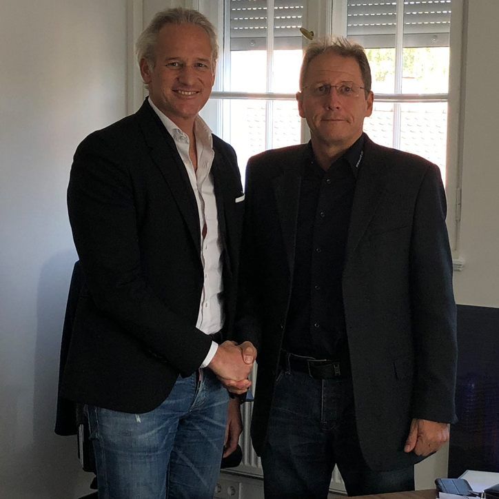 Martin Ohneberg und Werner Wackershauser bei der Vertragsunterzeichnung.