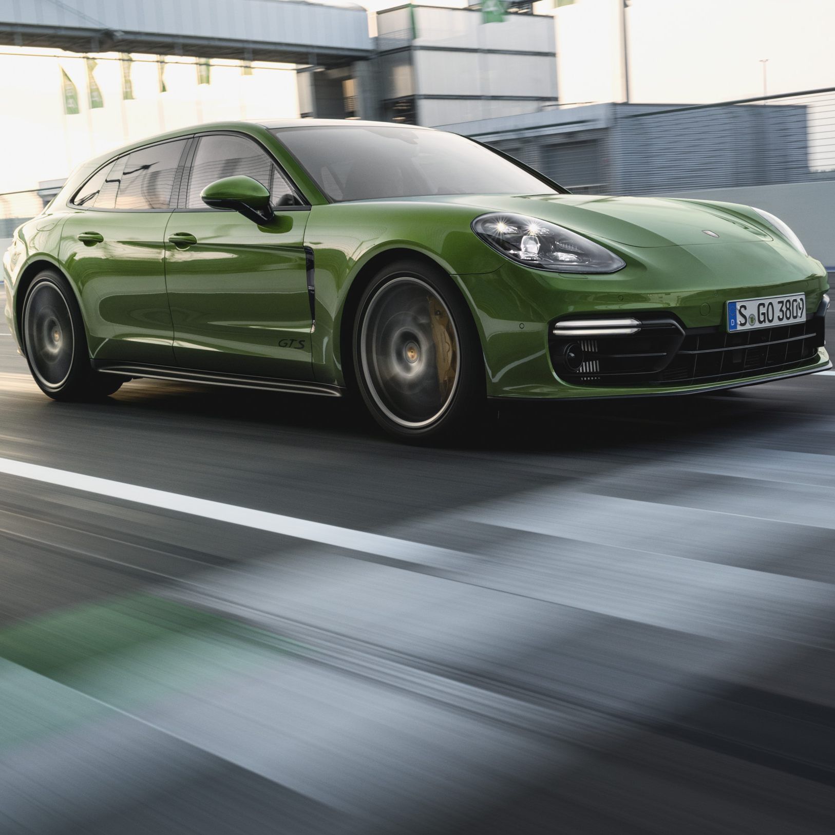 Der neue Porsche Panamera GTS Sport Turismo in einer Aufsehen erregenden Farbe.