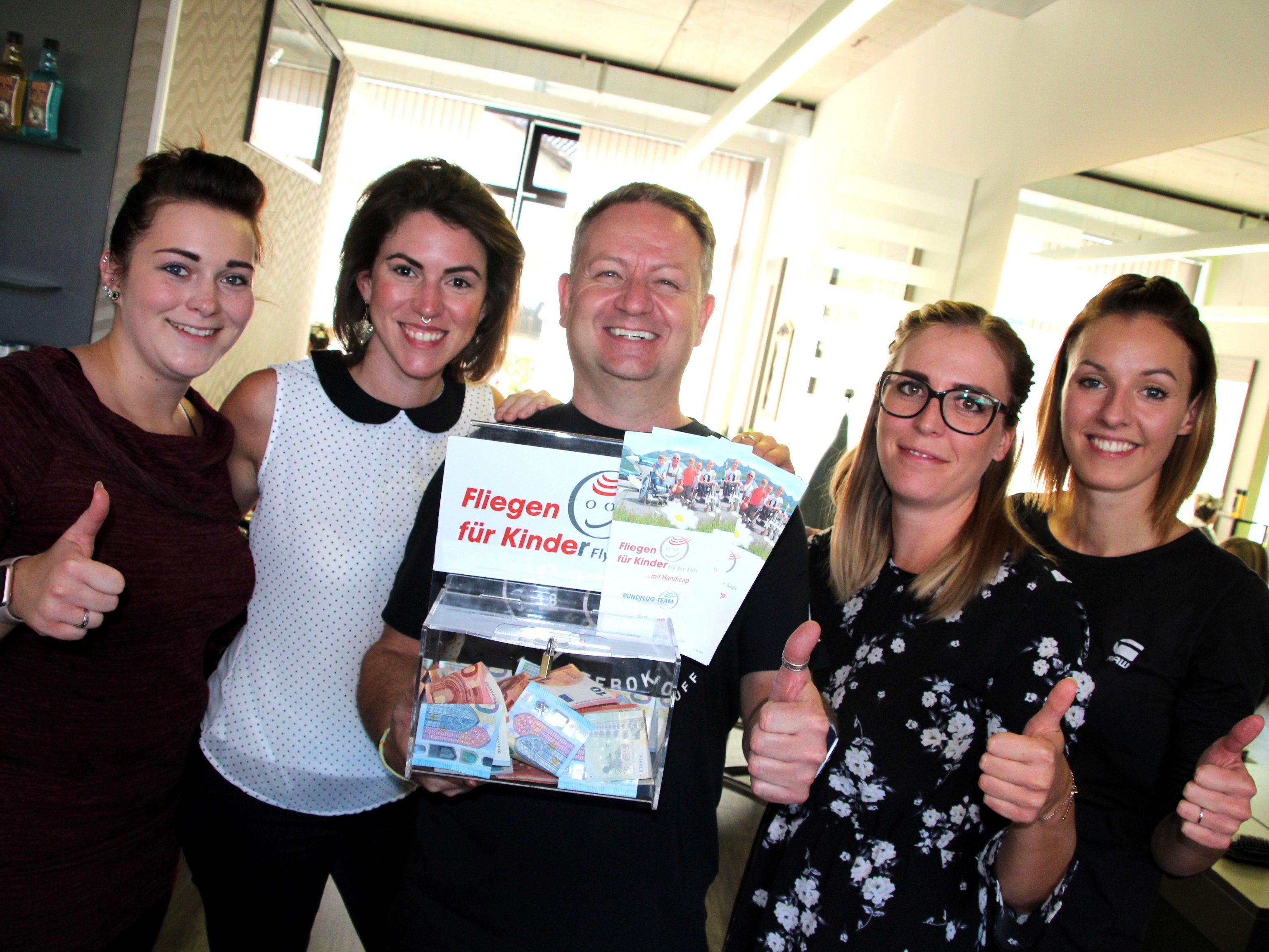 "Patrick - mein Frisör" leerte mit seinem Team die Spendenbox und wird 15 Kinder mit Handicap mit einen Rundflug überraschen.