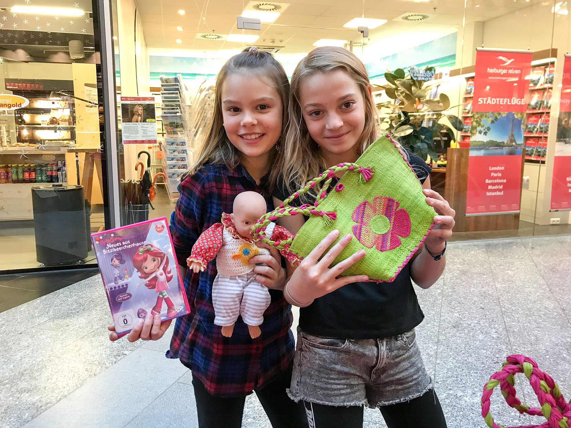 Auch Amelie und Marielle sind wieder beim Spielzeugflohmarkt im ZIMBAPARK dabei.