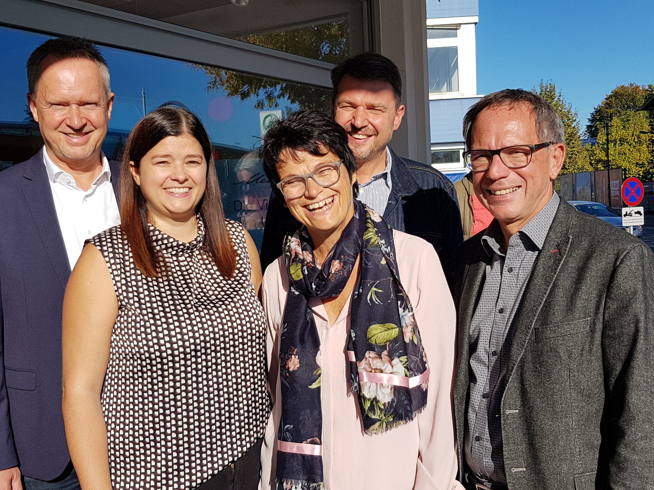 TUI Regionalleiter Herbert Schatz, Bürgermeister Kurt Fischer und Filialleiterin Doris Beer verabschiedeten Hedi und Roland Geiger in den neuen Lebensabschnitt. TUI Regionalleiter Herbert Schatz, Bürgermeister Kurt Fischer und Filialleiterin Doris Beer verabschiedeten Hedi und Roland Geiger in den neuen Lebensabschnitt.