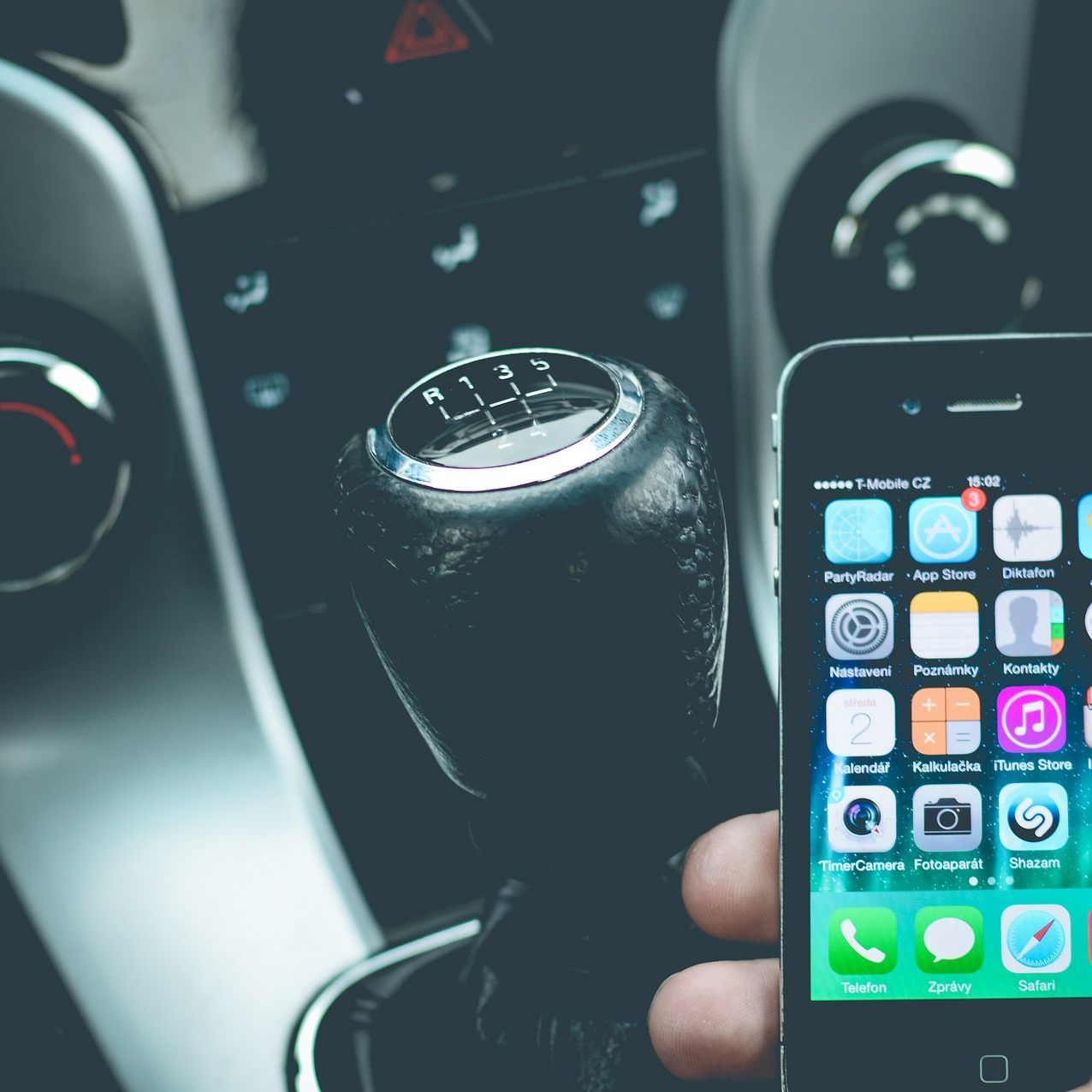 Im fahrenden Auto sollte man das Handy nicht benutzen.