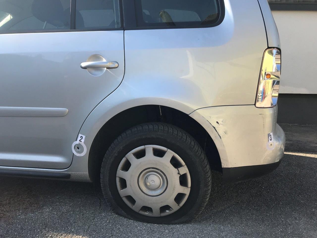 Nur die Reifen des Autos wurden getroffen, verletzt wurde niemand. Nur die Reifen des Autos wurden getroffen, verletzt wurde niemand.