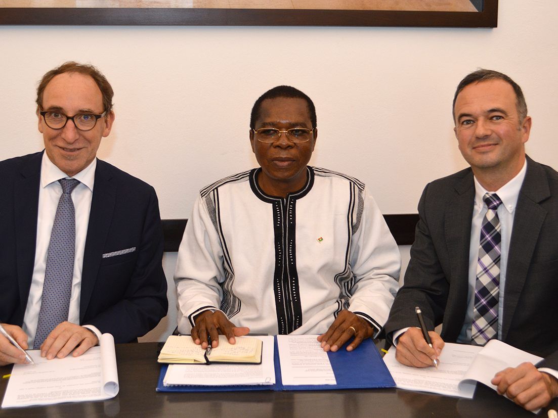 Landesrat Johannes Rauch bei der heutigen (Montag) Vertragsunterzeichnung in Wien gemeinsam mit ADA-Geschäftsführer Martin Ledolter und dem burkinischen Botschafter in Österreich Dieudonné Kéré. Landesrat Johannes Rauch bei der heutigen (Montag) Vertragsunterzeichnung in Wien gemeinsam mit ADA-Geschäftsführer Martin Ledolter und dem burkinischen Botschafter in Österreich Dieudonné Kéré.