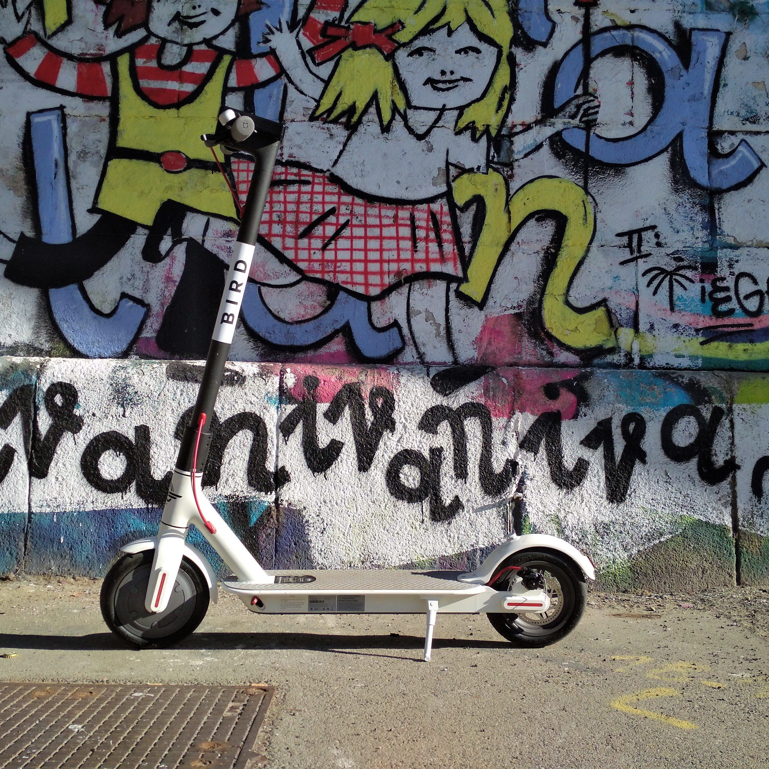 E-Tretroller dürfen auch am Gehsteig parken - solange sie nicht stören.