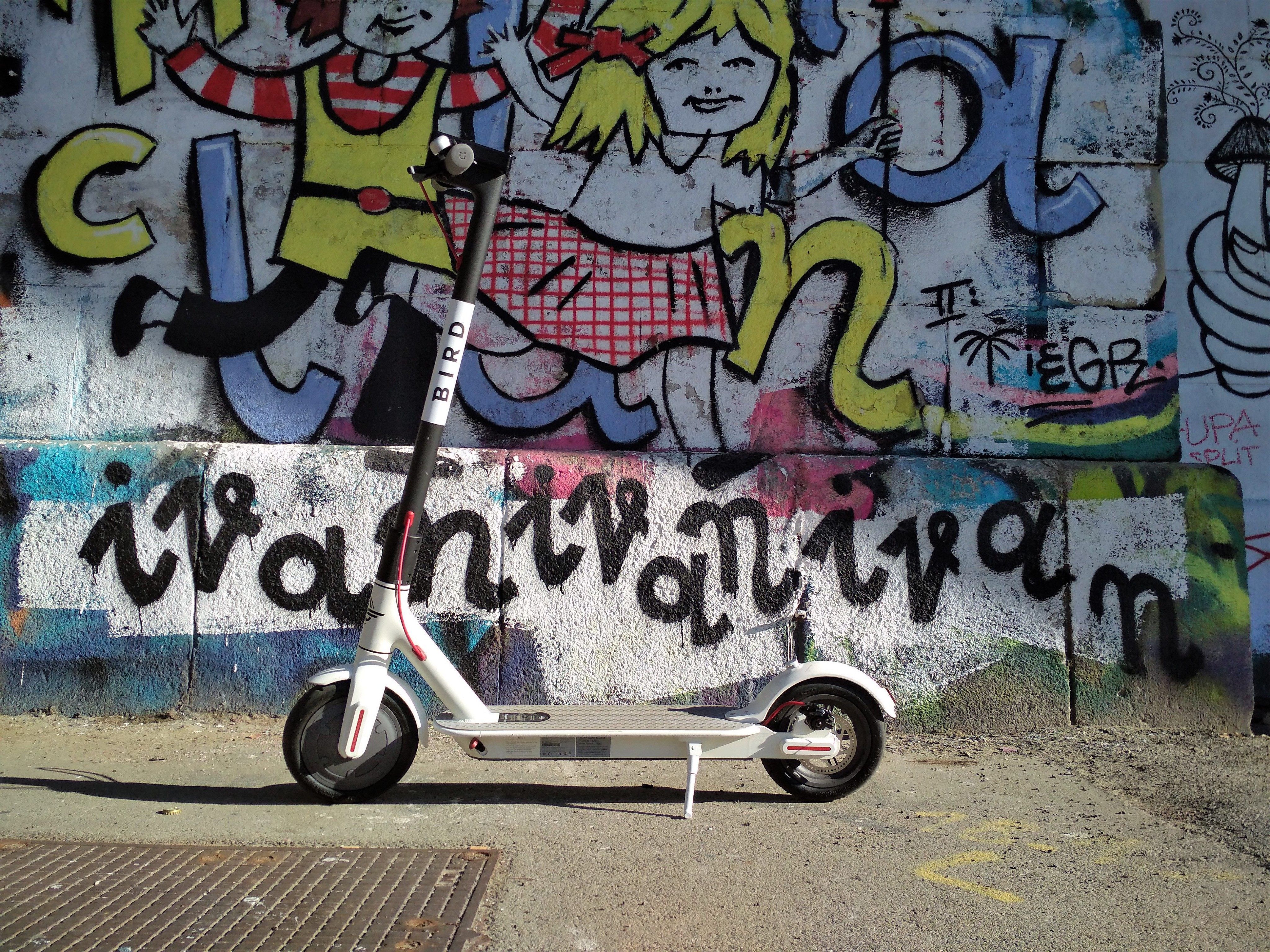 E-Tretroller dürfen auch am Gehsteig parken - solange sie nicht stören.