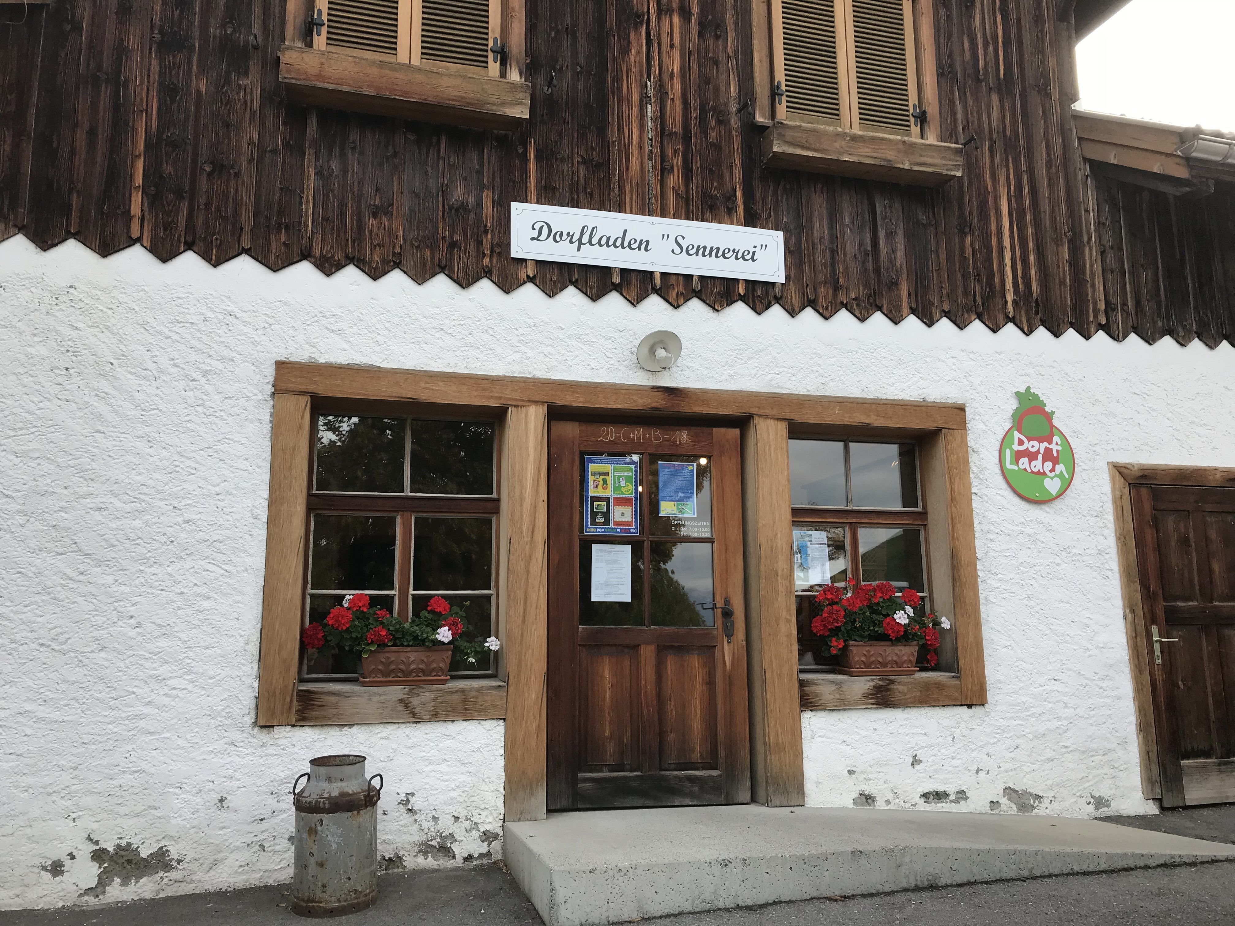Nicht nur zum Einkaufen kommen die Dafinser in ihren Dorfladen, denn die angeschlossene Kaffeestube lädt auch zum Verweilen ein. Nicht nur zum Einkaufen kommen die Dafinser in ihren Dorfladen, denn die angeschlossene Kaffeestube lädt auch zum Verweilen ein.