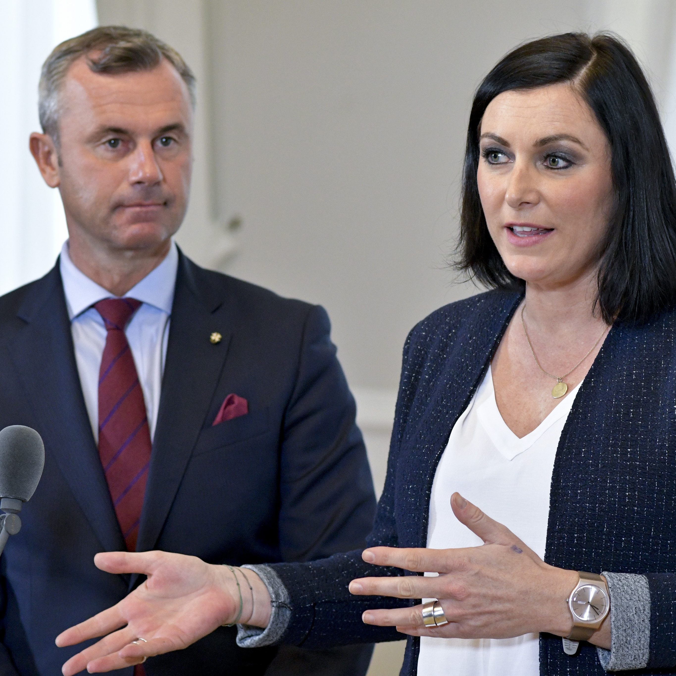 Die Regierung will die Öffnung der Busspur für E-Fahrzeuge erzwingen.