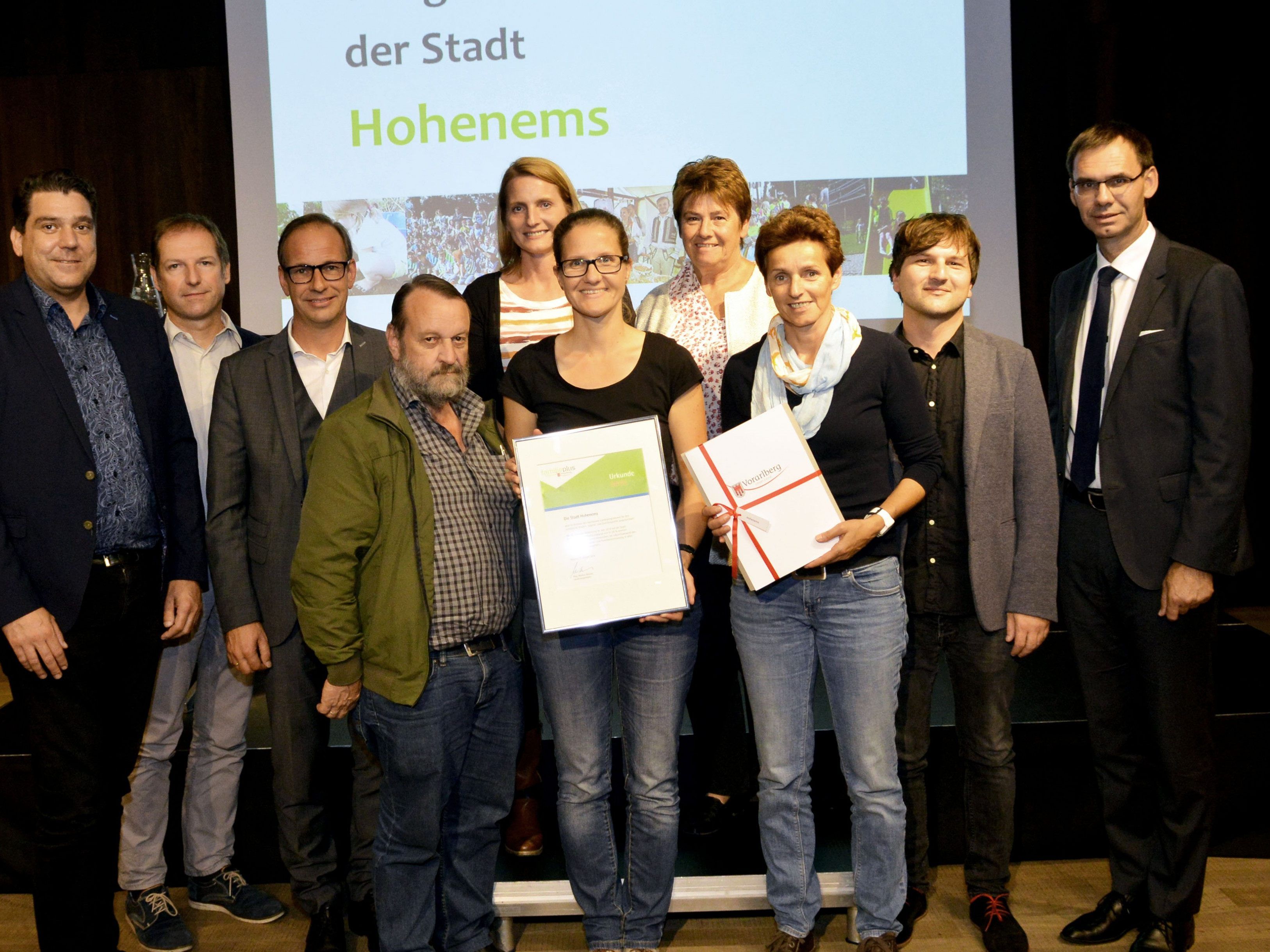 Landeshauptmann Markus Wallner (r.) und Gemeindeverbandspräsident Harald Köhlmeier (l.) gratulierten dem Hohenemser „familieplus“-Team. Landeshauptmann Markus Wallner (r.) und Gemeindeverbandspräsident Harald Köhlmeier (l.) gratulierten dem Hohenemser „familieplus“-Team.