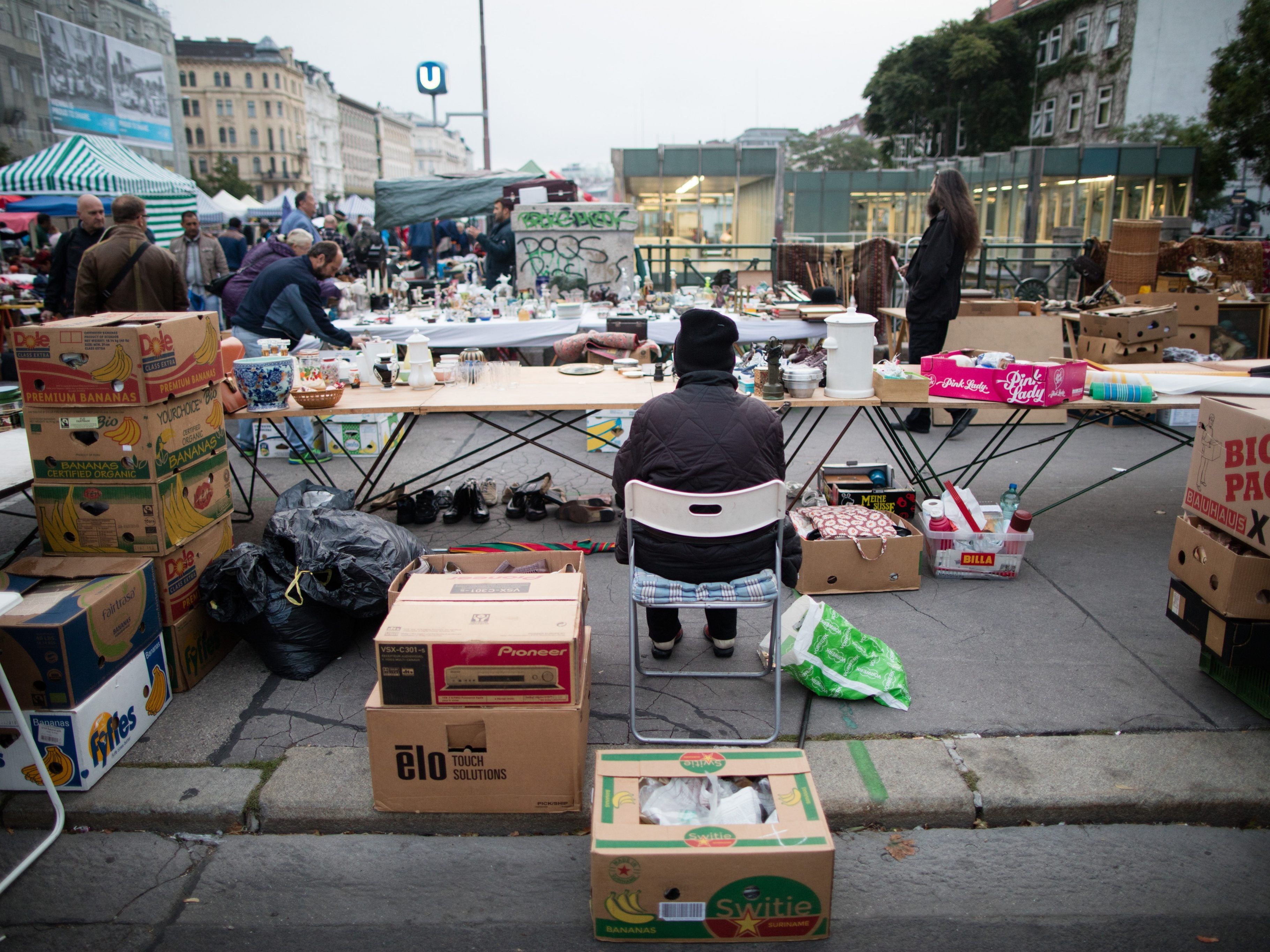 Seit gut 40 Jahren findet am Naschmarkt samstags auch ein Flohmarkt statt. Seit gut 40 Jahren findet am Naschmarkt samstags auch ein Flohmarkt statt.