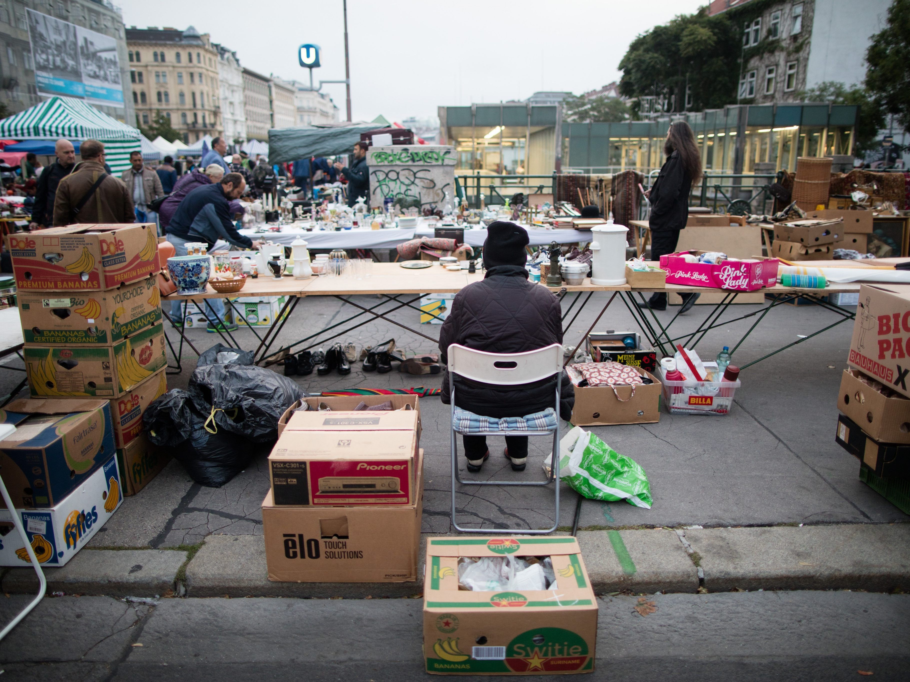 Seit gut 40 Jahren findet am Naschmarkt samstags auch ein Flohmarkt statt.