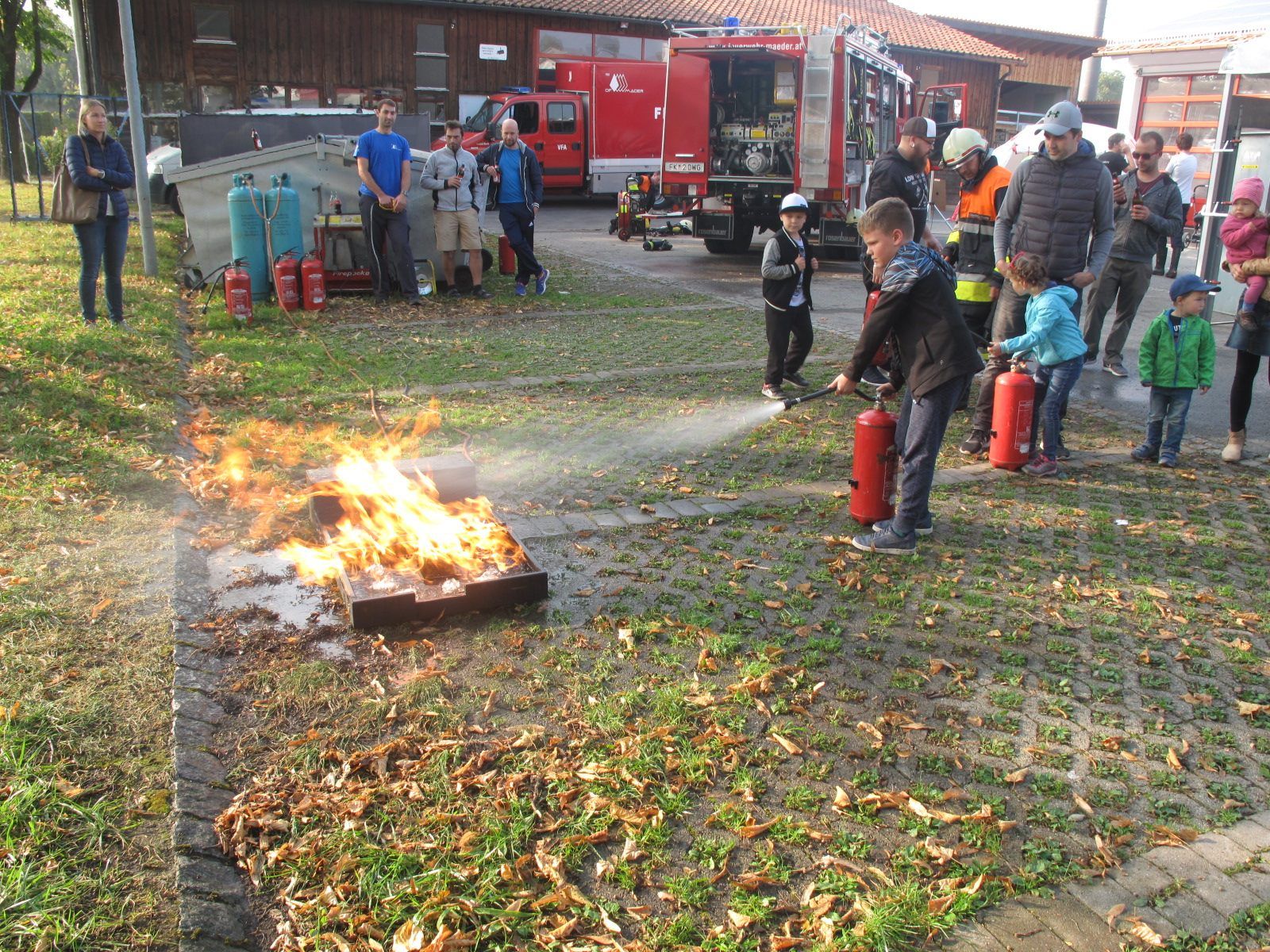 Nachwuchsfeuerwehrmänner beim Einsatz