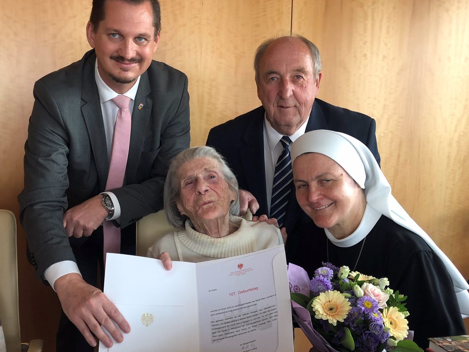 Erika Wessetzky ist 107 Jahre alt. Erika Wessetzky ist 107 Jahre alt.