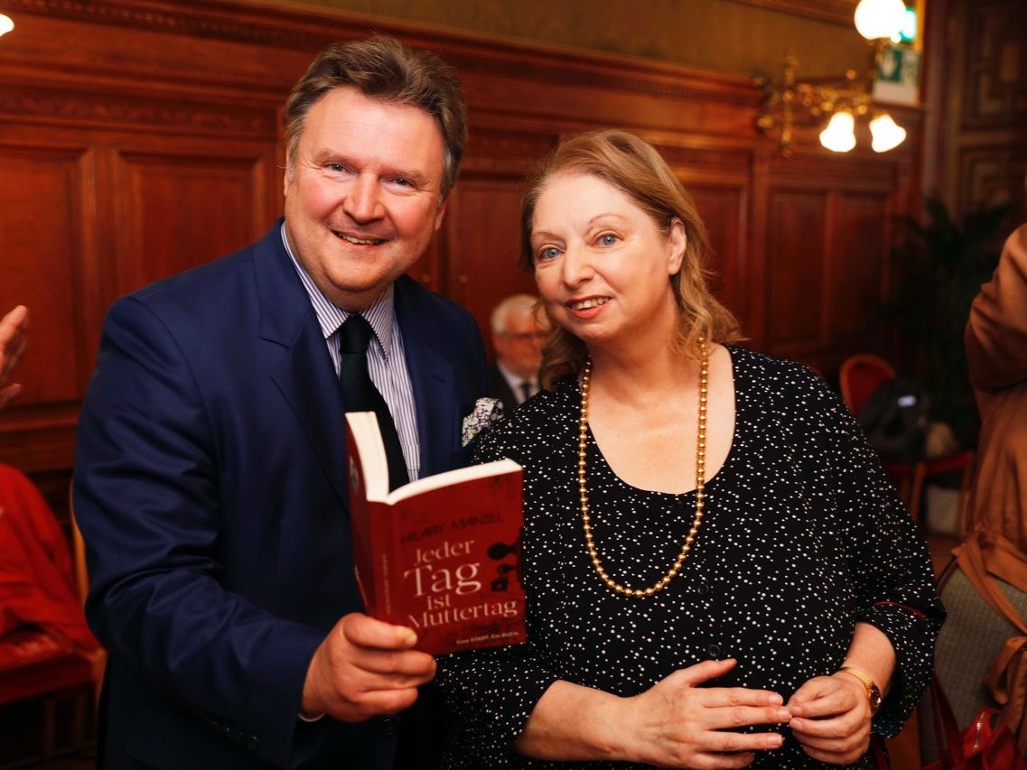Ab 7. November werden in Wien 100.000 Gratis-Bücher von Hilary Mantel verteilt.