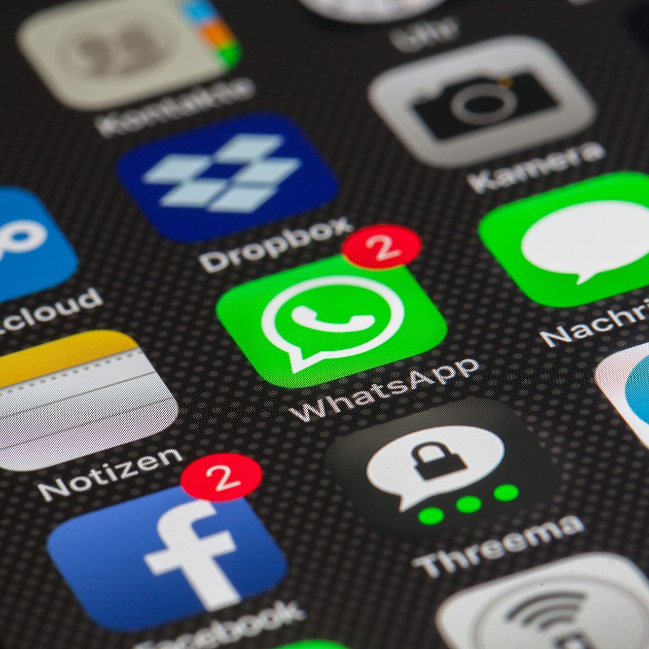 Vorsicht vor Kettenbriefen und Gewinnspielen auf WhatsApp.