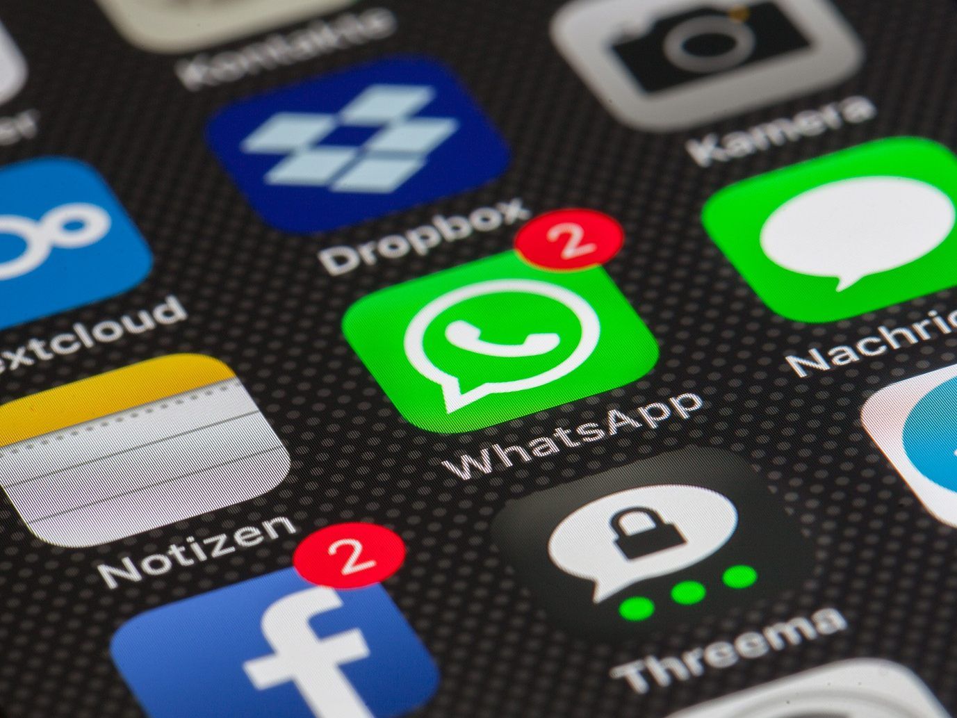 Vorsicht vor Kettenbriefen und Gewinnspielen auf WhatsApp. Vorsicht vor Kettenbriefen und Gewinnspielen auf WhatsApp.