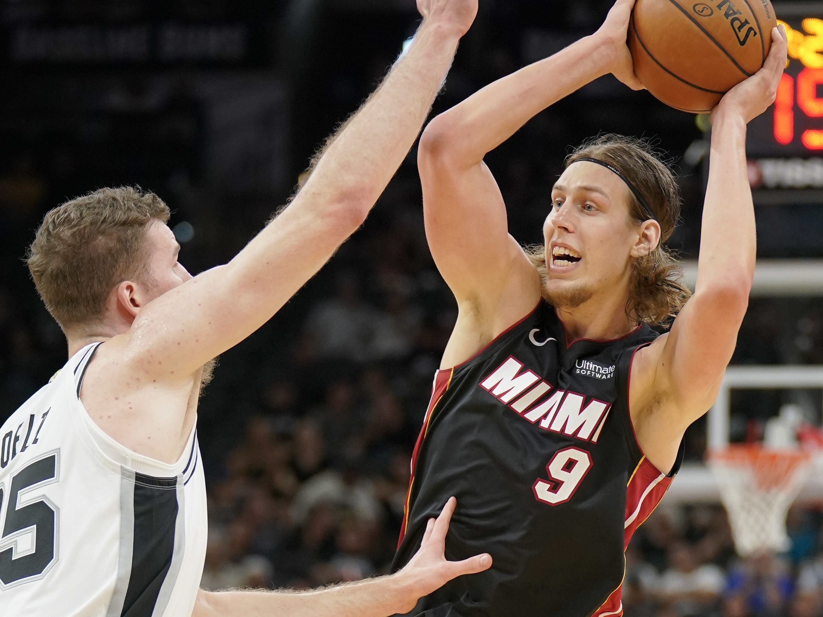 Der Wiener Pöltl (l.) konnte dei den Hot Spurs überzeugen.