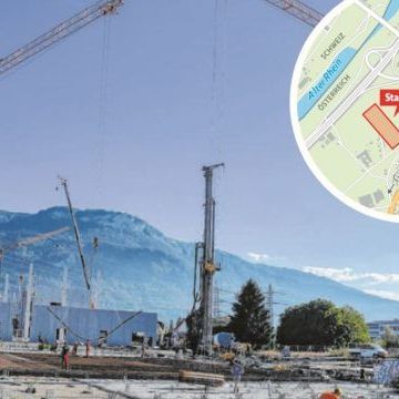 In Hohenems müssen die Kräne beim Bau von Grass vorübergehend ruhen.