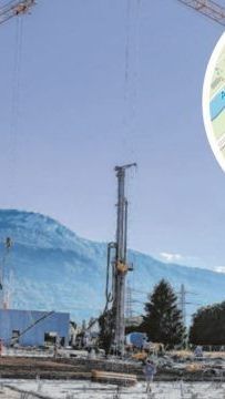 In Hohenems müssen die Kräne beim Bau von Grass vorübergehend ruhen.