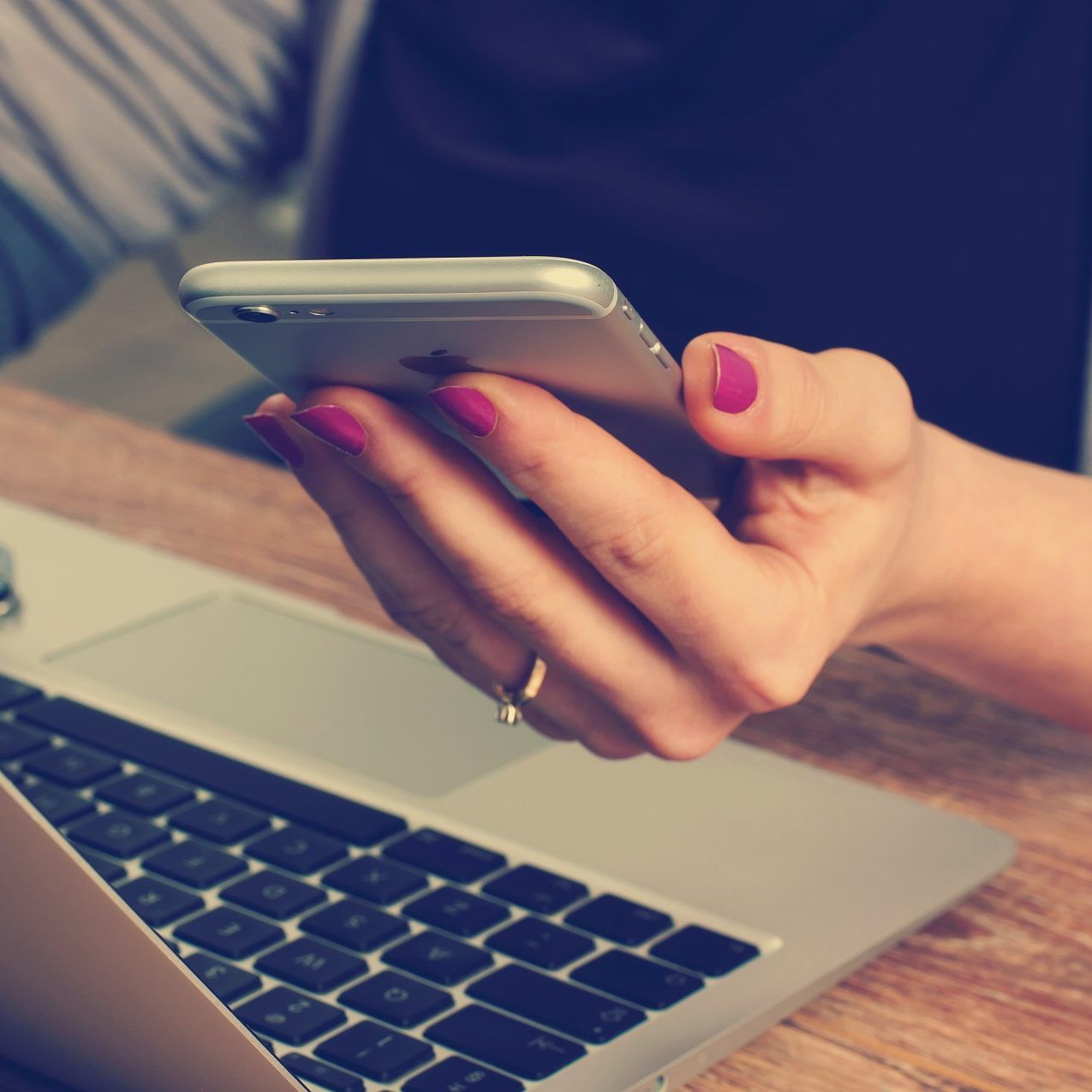 Eine Studie der TU Wien ergibt, dass der Griff zum Handy bei 84 Mal pro Tag liegt.