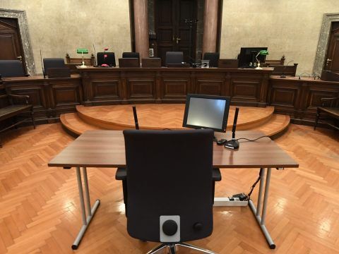 Ein 20-Jähriger steht wegen Mordes an einer 91-jährigen Frau in Wien vor Gericht. Ein 20-Jähriger steht wegen Mordes an einer 91-jährigen Frau in Wien vor Gericht.