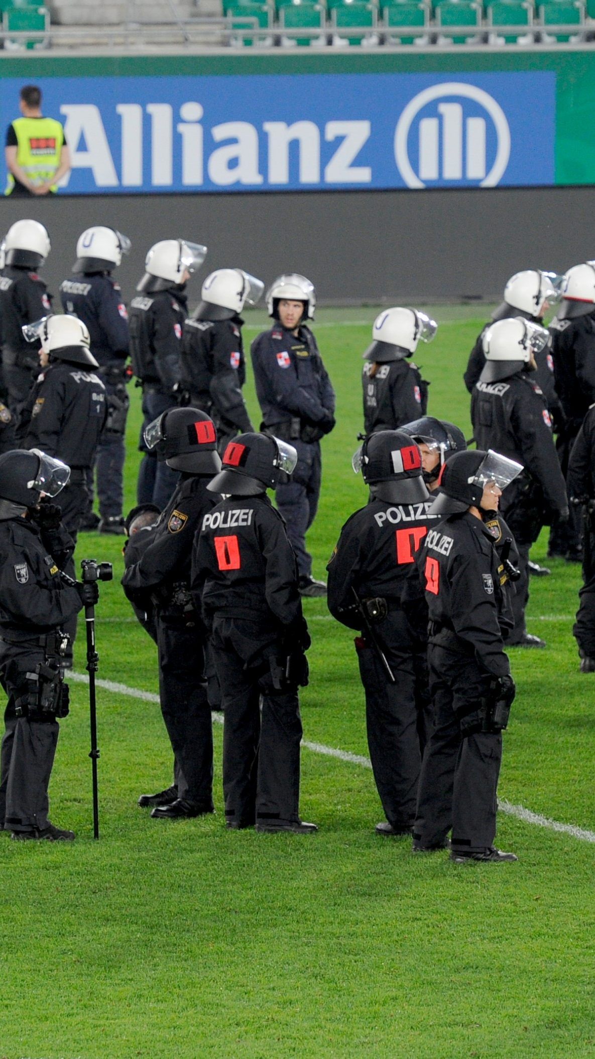 Trotz der Polizei stürmten einige Fans das Feld.