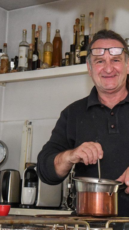 "Mäk" ist auch privat leidenschaftlicher Koch. Seine Küche ist professionell ausgestattet.