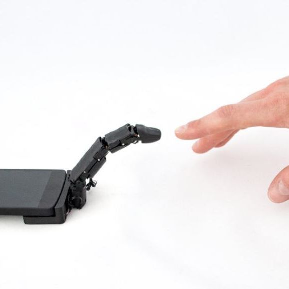 Etwas gruselig: Roboterfinger für das Smartphone.
