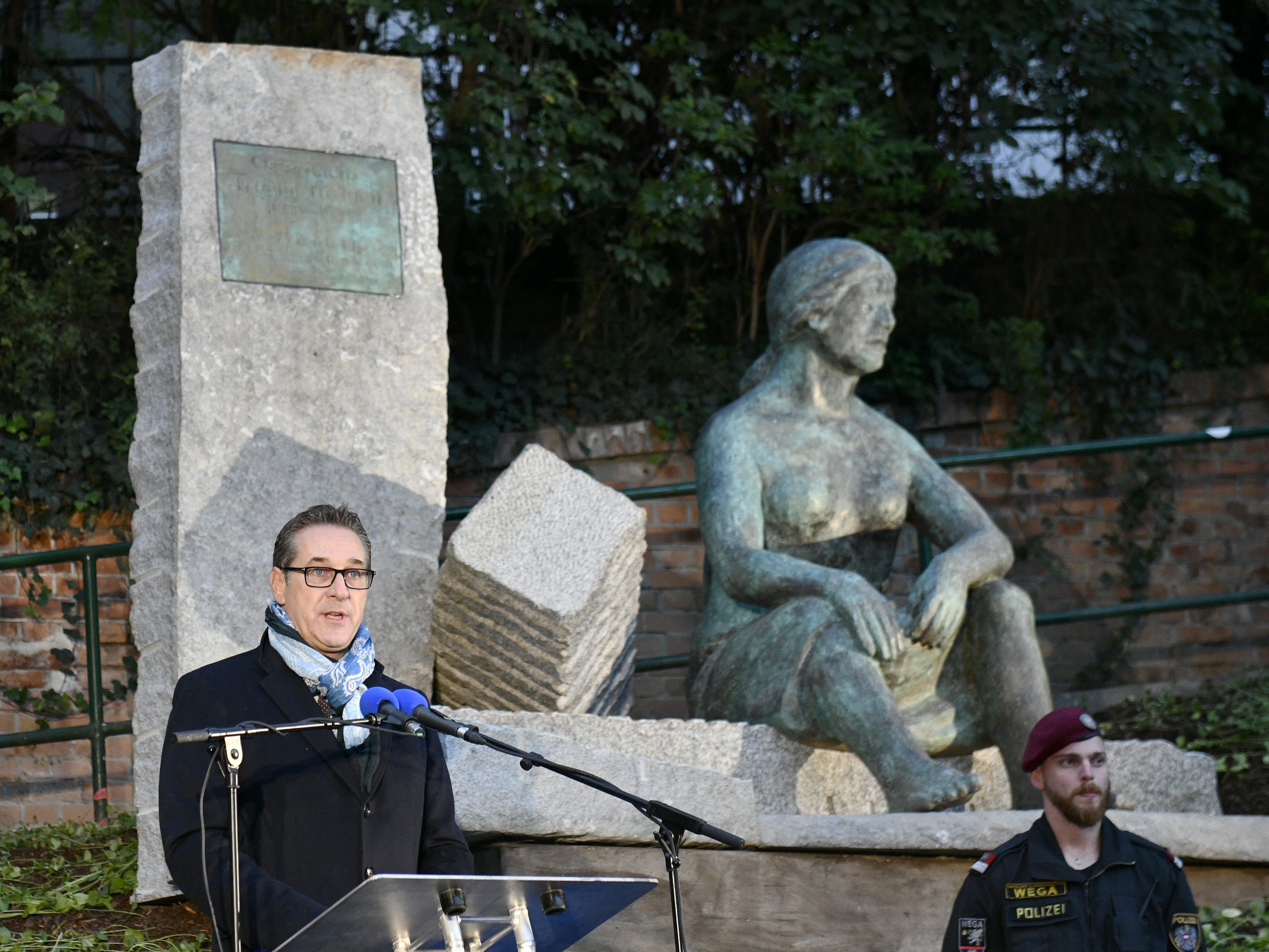 Vizekanzler Strache war bei der Enthüllung des Trümmerfrau-Denkmals Gastredner. Vizekanzler Strache war bei der Enthüllung des Trümmerfrau-Denkmals Gastredner.