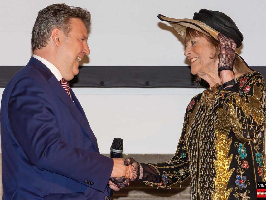 Michael Ludwig war bei Dina Larots Kalenderpräsentation zu Gast. Michael Ludwig war bei Dina Larots Kalenderpräsentation zu Gast.