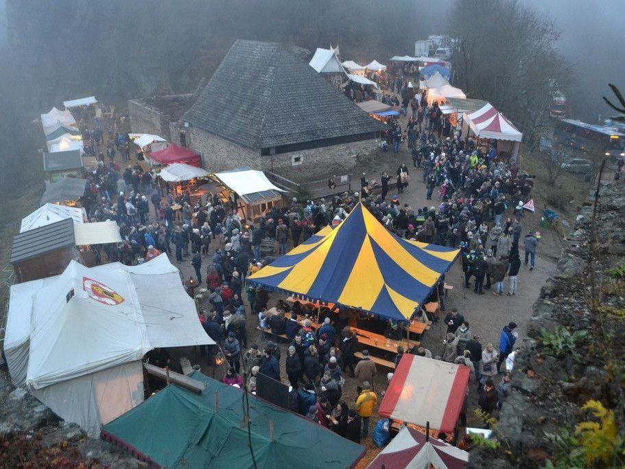 Der Kunsthandwerksmarkt auf der Burgruine Aggstein bietet zahlreiche Schmankerl.