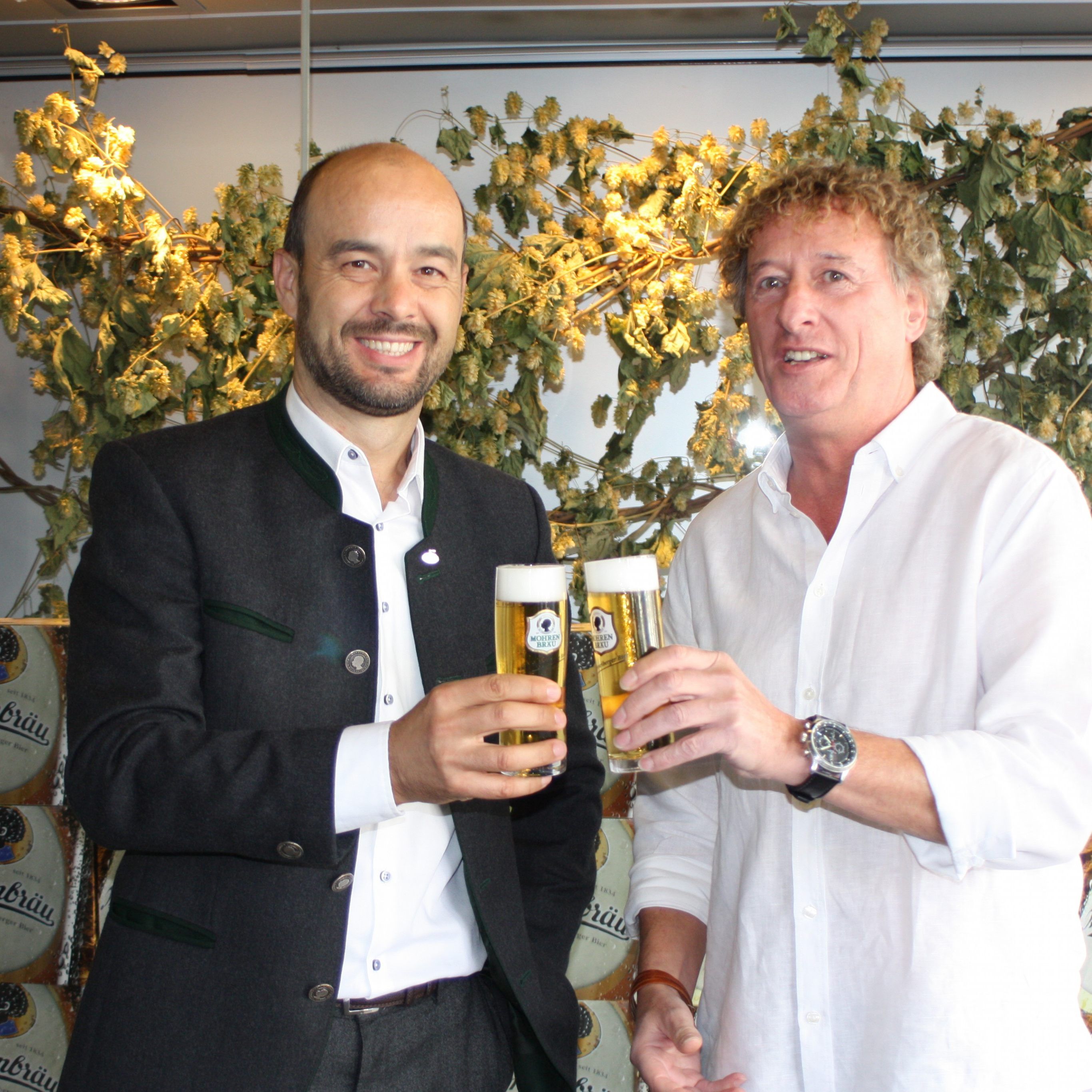 Mohren Vertriebsleiter Günter Brunner mit Peter Handle stoßen auf die Herbstmeisterschaft an