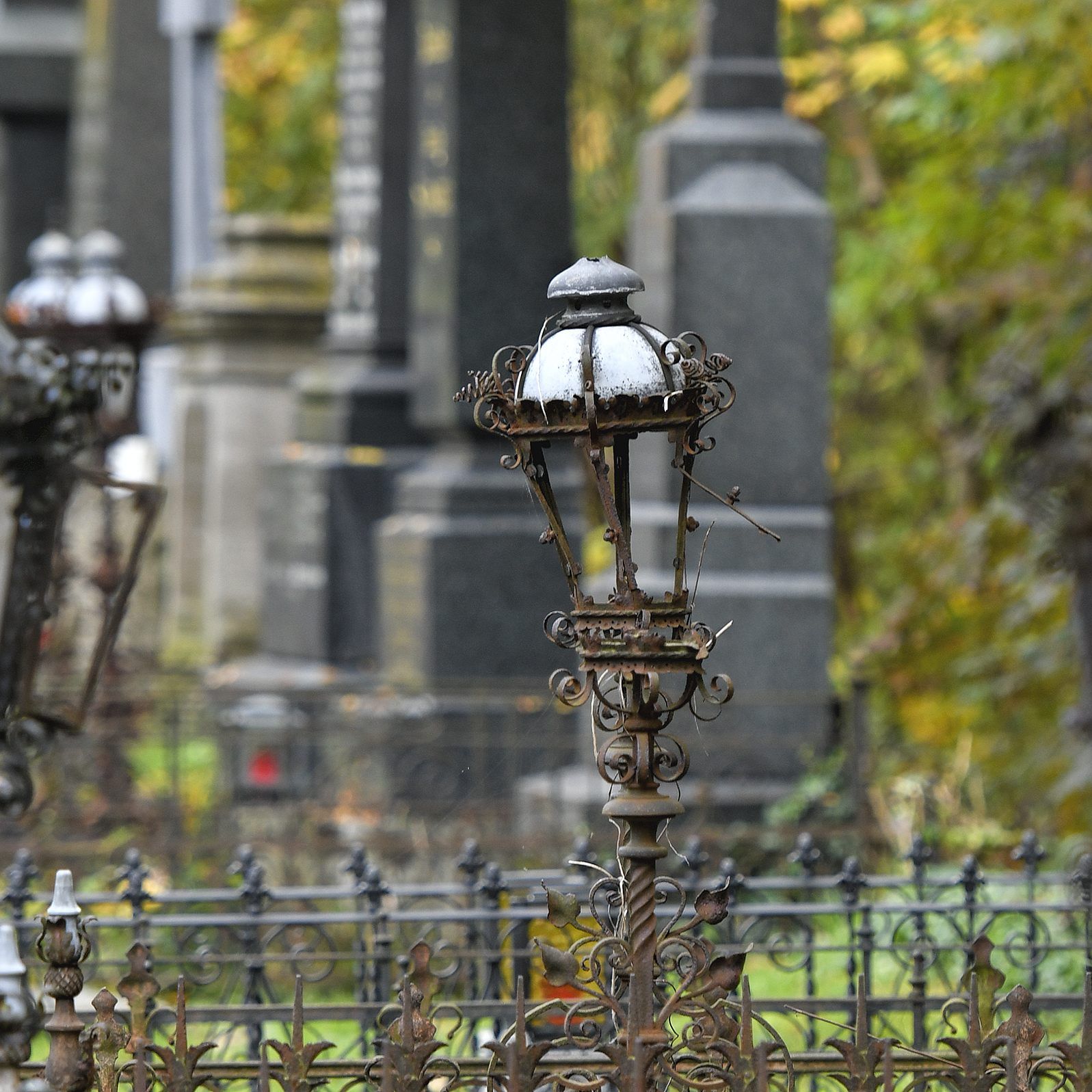 Der Wiener Zentralfriedhof überzeugt mit ruhiger, fast gruseliger Stimmung.