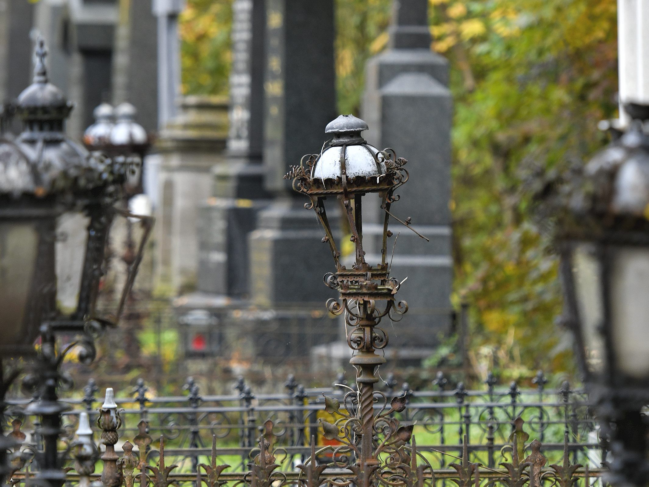 Der Wiener Zentralfriedhof überzeugt mit ruhiger, fast gruseliger Stimmung.