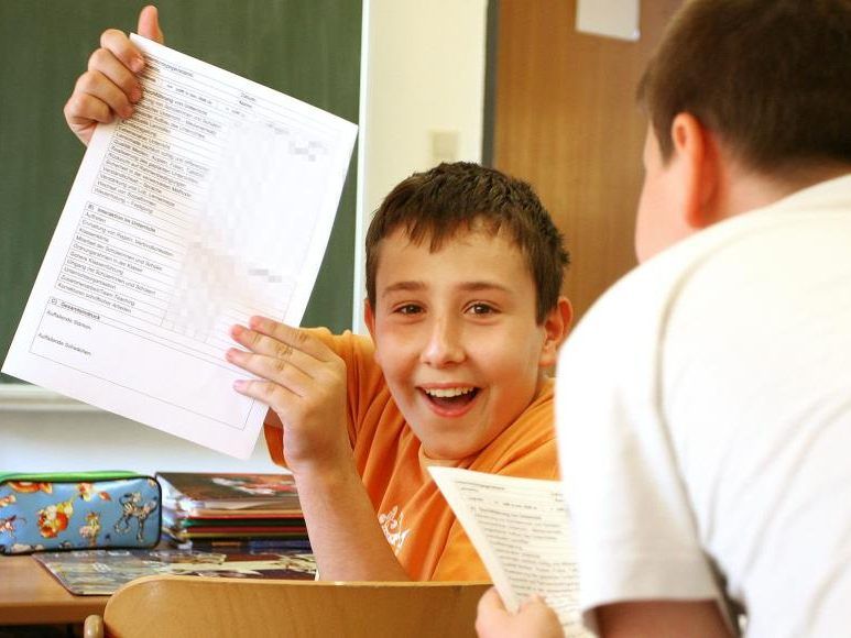 Ab der zweiten Klasse Volksschule soll es wieder Ziffernnoten geben. Eine ausschließliche alternative Beurteilung ist nicht mehr möglich. Ab der zweiten Klasse Volksschule soll es wieder Ziffernnoten geben. Eine ausschließliche alternative Beurteilung ist nicht mehr möglich.