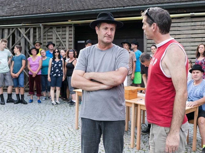 Hobby-Schauspieler Jürgen Reiner (r.) wünscht sich eine kleine Filmrolle