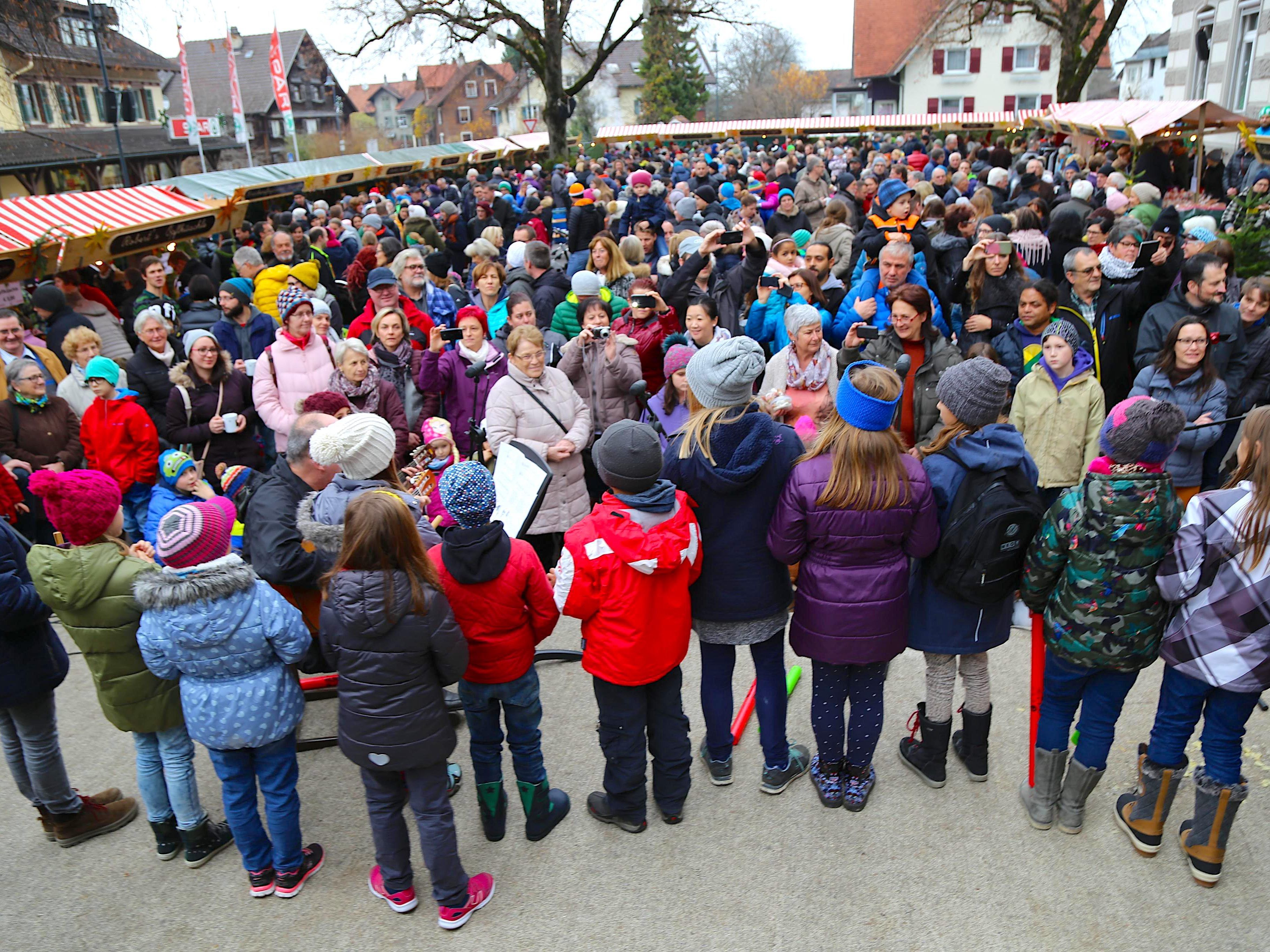 Ein großes Highlight beim Gisinger Adventmarkt ist der Auftritt der Kindergartenkinder: Am Sonntag verteilt der Nikolaus Säckchen an die jungen Besucher.