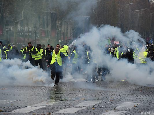 Die Polizei setzte sich mit Tränengas und Wasserwerfern zur Wehr Die Polizei setzte sich mit Tränengas und Wasserwerfern zur Wehr