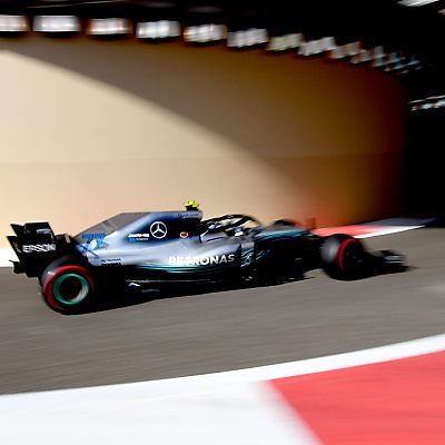 Bottas biegt in den Tunnel ein