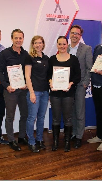 Stefanie Kernbeiß übergab an sechs Sportvereine die Zertifikate vom ASVÖ Vorarlberg