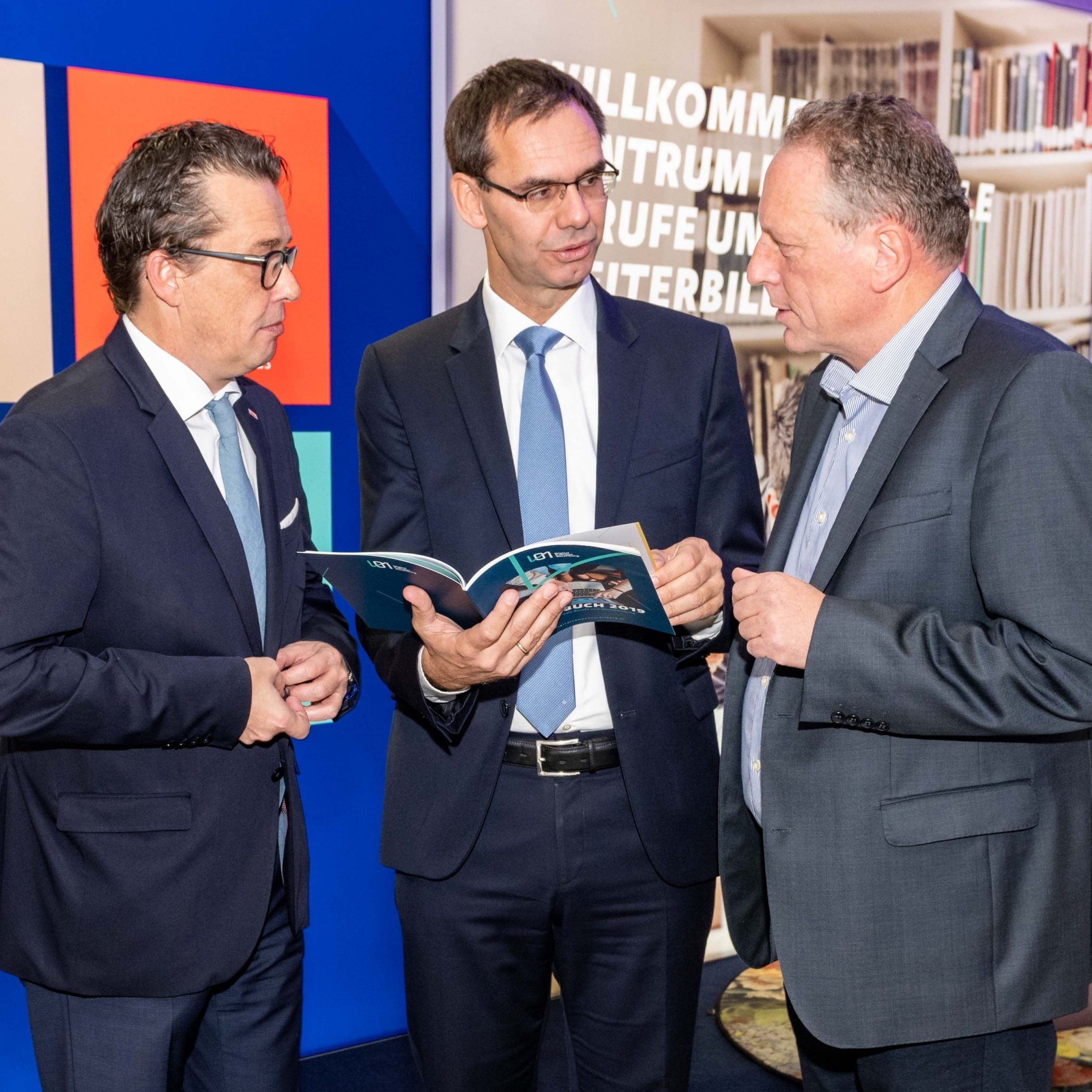 Die Wirtschaftskammer Vorarlberg, das Land Vorarlberg und die Arbeiterkammer Vorarlberg haben den Digital Campus Vorarlberg gegründet.