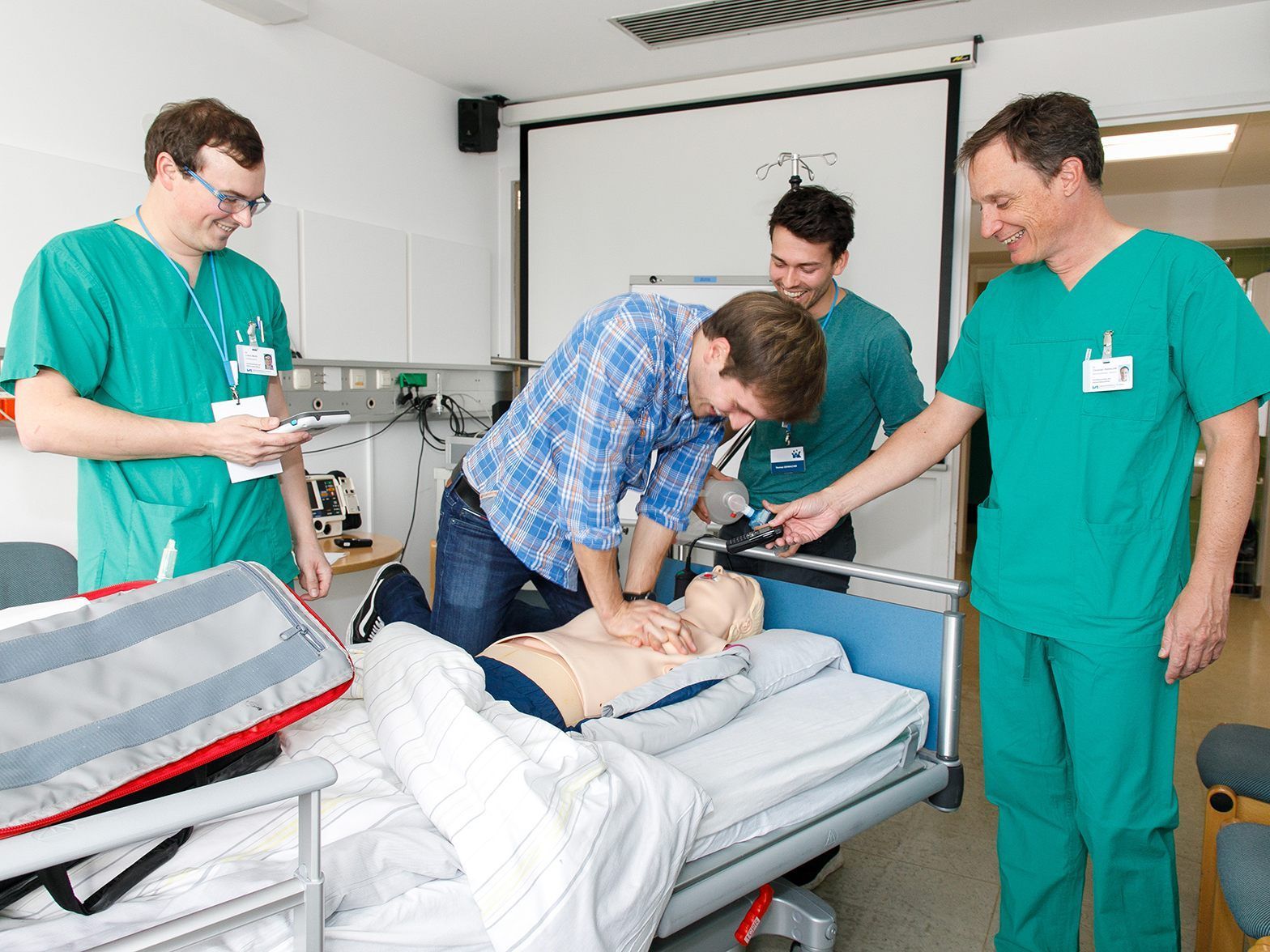 Im Notfall müssen Wissen und Fähigkeiten sofort abrufbar sein. Beim 4. TÄK: Das passende Training! Im Notfall müssen Wissen und Fähigkeiten sofort abrufbar sein. Beim 4. TÄK: Das passende Training!