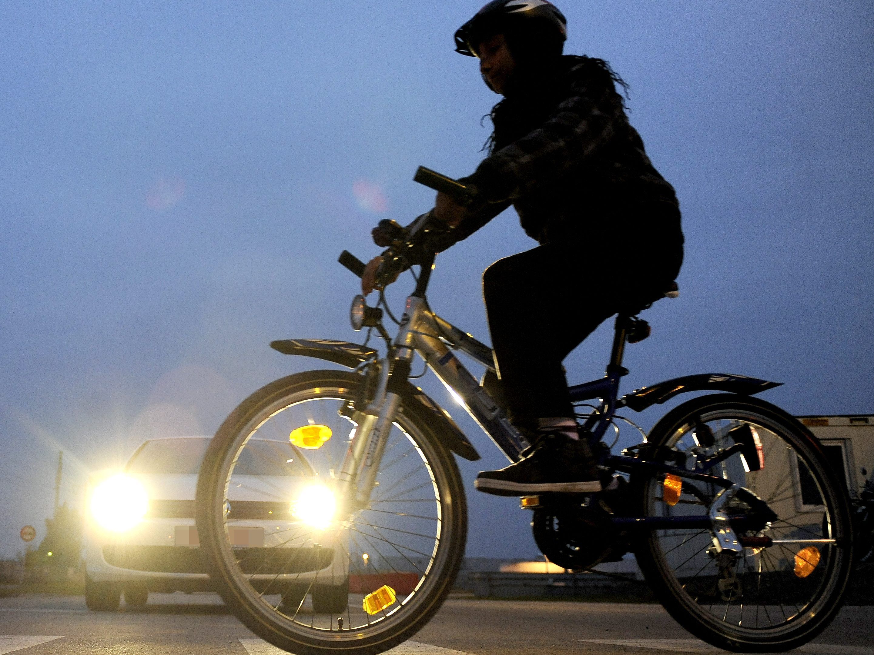 Dunkle Kleidung verschlechtert die Sichtbarkeit im Straßenverkehr.