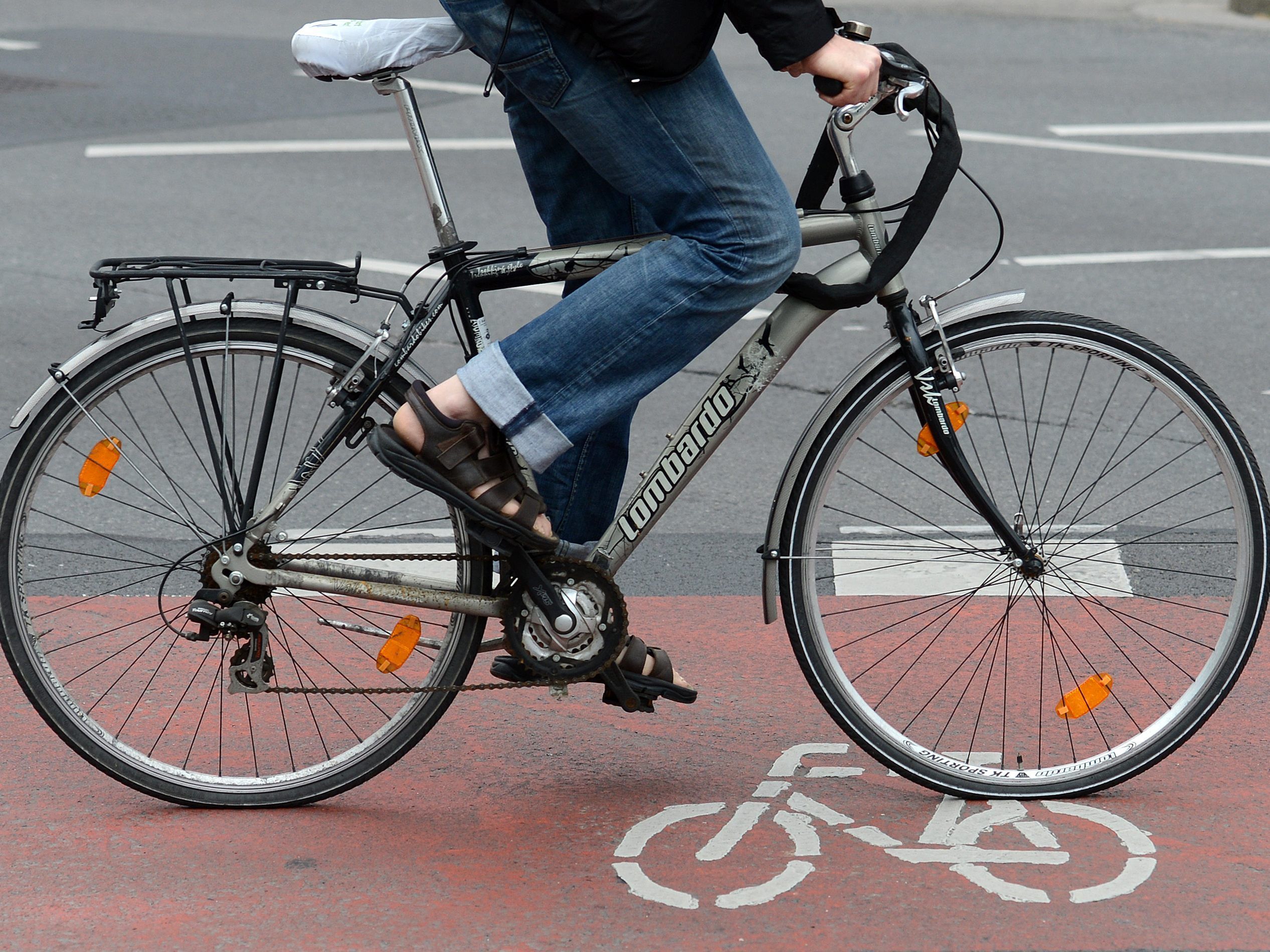 Zwischen einem Radfahrer und einem Fußgänger kam es gestern zu einem Streit. Zwischen einem Radfahrer und einem Fußgänger kam es gestern zu einem Streit.