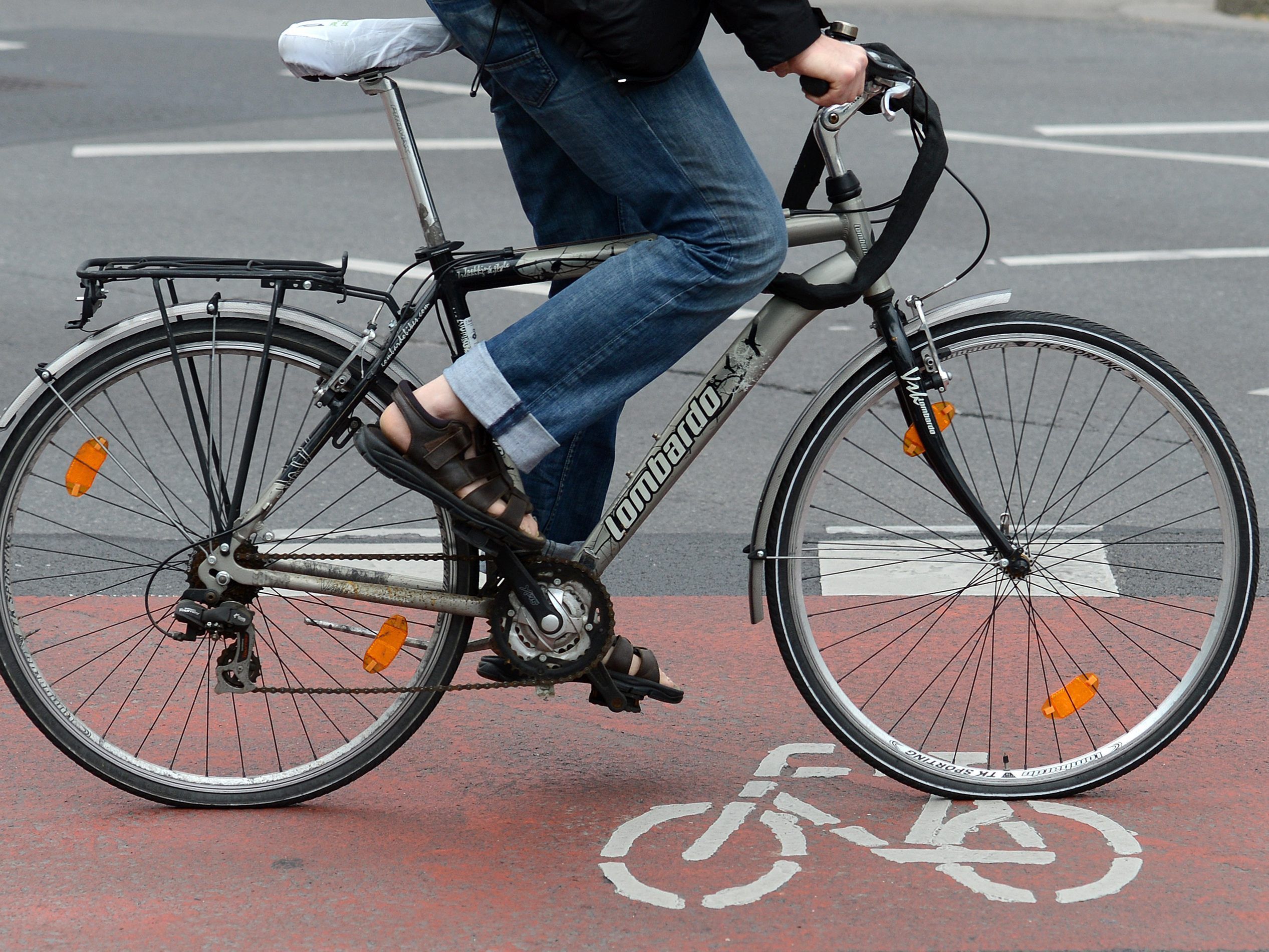 Der Radfahrer wurde vom Bus erfasst und verletzt. Der Radfahrer wurde vom Bus erfasst und verletzt.