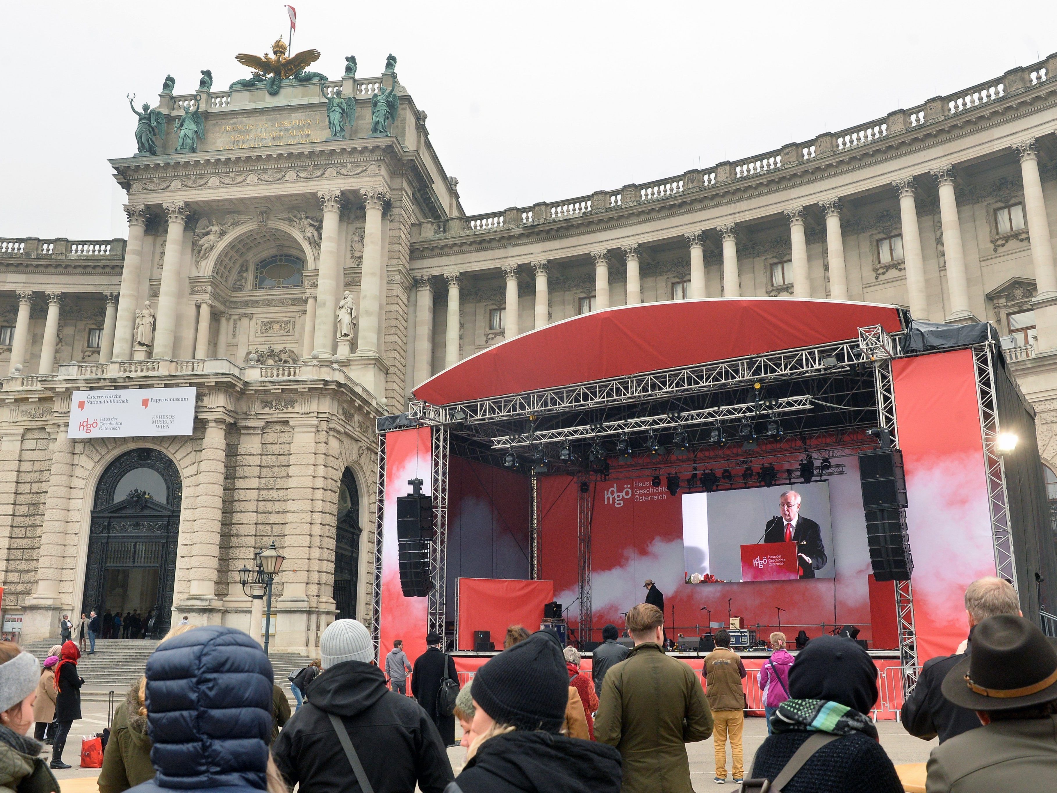 Auch vor der Bühne am Heldenplatz verfolgten zahlreiche Menschen die Eröffnung.