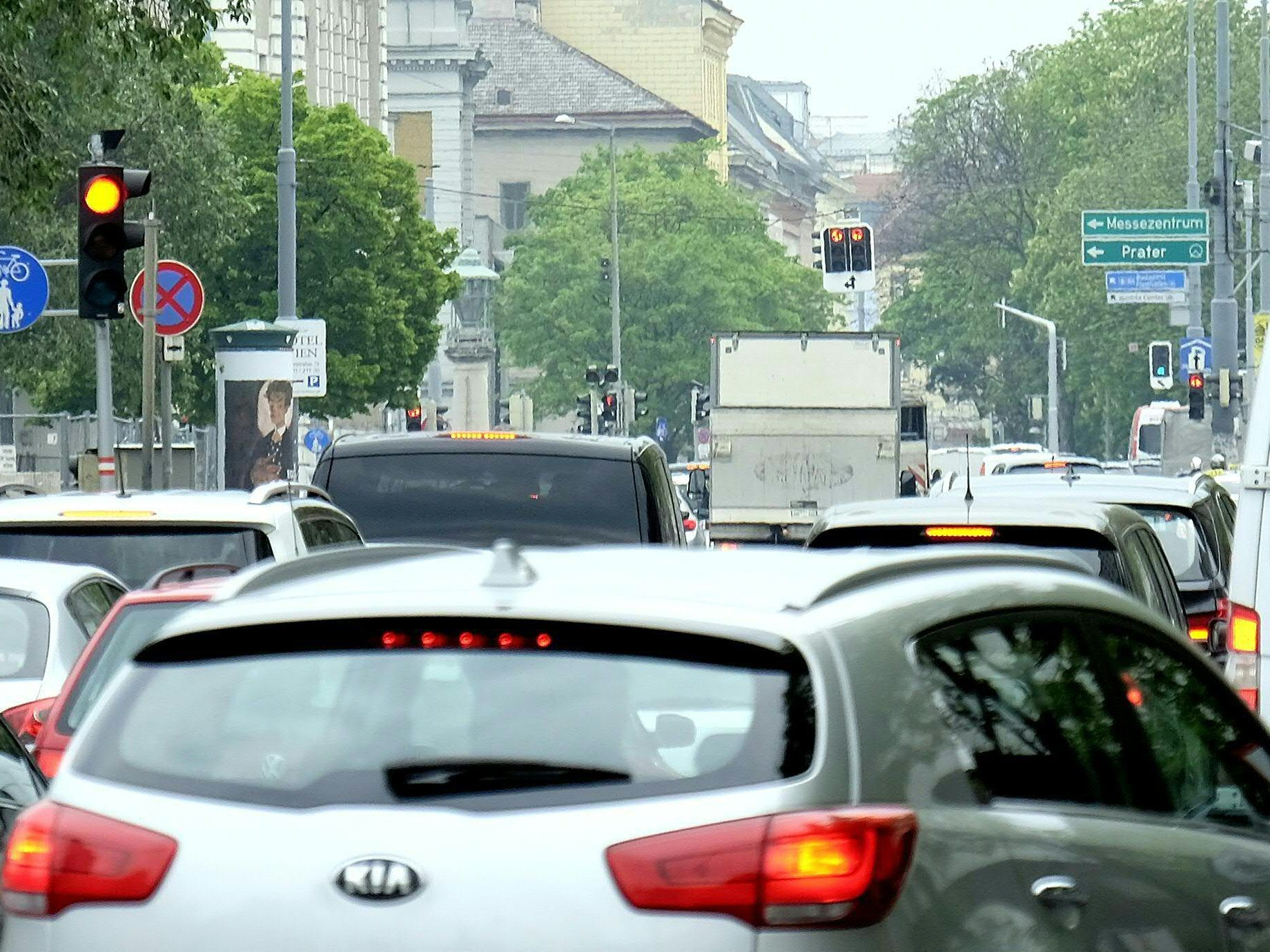 Auf zahlreichen Straßen wird es am ersten Einkaufssamstag stauen. Auf zahlreichen Straßen wird es am ersten Einkaufssamstag stauen.